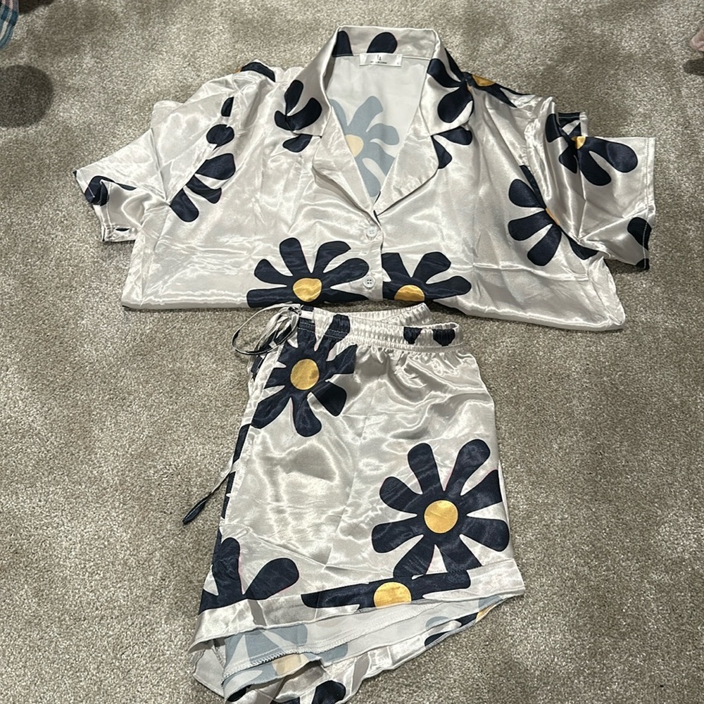 Daisy pattern pj set